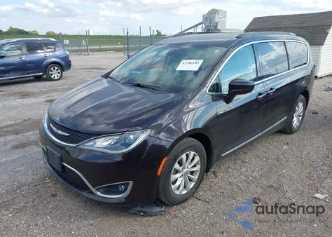 2017 Chrysler Pacifica Touring-L z USA, uszkodzony, nr VIN 2C4RC1BG8HR525825